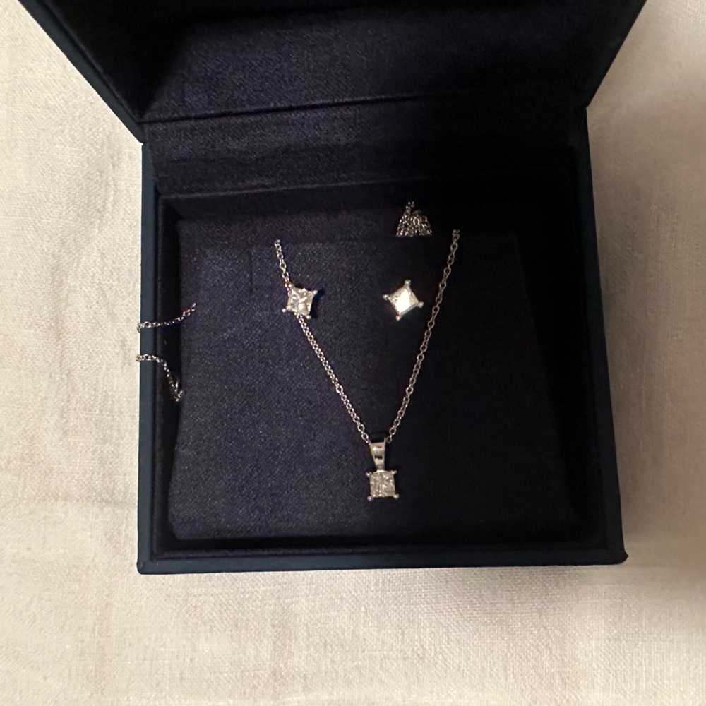 PRINCESS CUT DIAMOND SET (EARRINGS + SOLITAIRE NECKLACE) 14K WG 0.5 CW